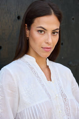 blusa romántica de algodón en color blanco con encajes y cierre con botones