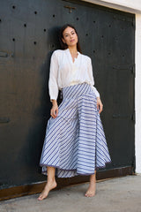 blusa atemporal de algodón en color blanco de espiritu romantico con manga larga y detalle de encajes