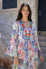 vestido de verano estampado floral escote en pico mangas largas acampanadas