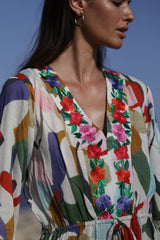 detalle dele escote en pico del vestido de verano de corte largo y estampado geometrico