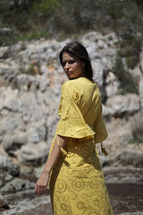 detalle de las mangas del vestido de verano en algodo color amarillo con bordado calado