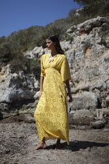 vestido bordado calado en color amarillo de corte largo