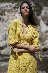 vestido en color amarillo con bordado calado