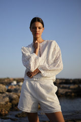 chaqueta de algodon calado color blanco con apertura en la parte de delante y manga larga