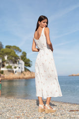 parte posterior vestido de verano blanco bordado mariposas