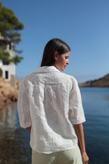 blusa blanca de corte camisero y bordaos a tono en relieve