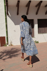 vestdio camisero estampado en tonos azul combinado con natural, de corte midi, cuello camisero y cierre frontal con botones