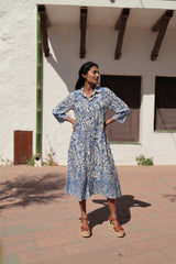 vestido camisero estampado en tonos axzul y natural de corte midi y apertura frontal con botones