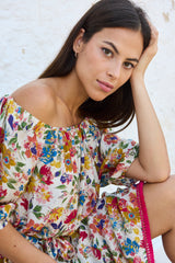 detalle del escote con goma del vestido floral del verano