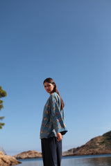 detalle lateral chaqueta kimono color azul