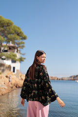 detalle parte posterior chaqueta kimono color negro bordado flores