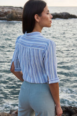 parte posterior de la blusa de algodon estampado rayitas color azul y natural