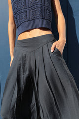 detalle del pantalon con efecto fajin y pinzas en color azul marino