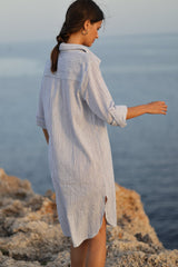 parte posterior del vestido camisero de algodon estampado rayitas color azul