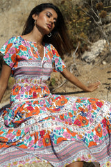 cierre de botones y delicados pliegues para un toque distintivo.