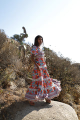 Sumérgete en la versatilidad del Vestido Triana en multiflores Fucsia, Marrón y Rosa. Tres opciones, un estilo inigualable.