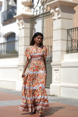 El Vestido Triana, con su diseño amplio y estampado floral Capri, proyecta elegancia y frescura. Sus mangas fluidas y la falda con vuelos distintivos ofrecen comodidad y un toque único. Disponible en tonos Fucsia, Marrón y Rosa, es la elección perfecta para destacar con estilo y distinción