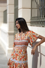 El Vestido Triana destaca con mangas amplias que ofrecen comodidad y estilo en un solo vistazo.