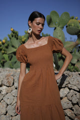 vestido largo de verano con frunce en color marron