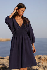 parte de delante del vestido de verano en color azul marino