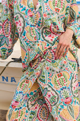 detalle de la capa superpuesta del pantalon de vcerano estampado