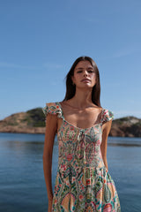 destalle del vestido de verano estampado flores con cuerpo fruncido y tirantes de volantes