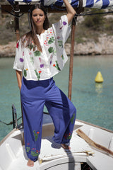 detalle del bordado cactus del pantalon de verano de algodón en color azul