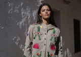 detalle de la parte de delante de la chaqueta en color beige con bordados de cactus