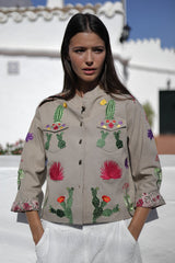 chaqueta en color beige con bordados de cactus