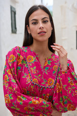 detalle de la aprte de delante del vestido de verano estampado fucsia con flores