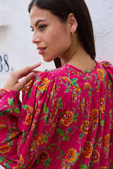 detalle del estampado de flores del vestido de corte midi