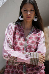 detalle de la aprte de delante del vestido de algodon estampado en tonos rosa