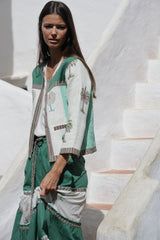 chaqueta de algodon de inspiraion bohemia con manga larga, estampado de palmeras en color verde y natural