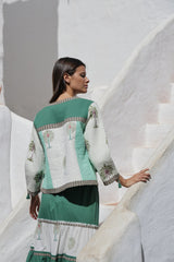 detalle de la parte posterior de la chaqueta de algodon de manga larga combinada en color verde y blanco