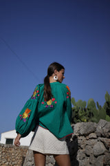 parte posterior del bluson de verano en color verde destaca por su bordados de piña don de tambien lo vemos en espalda