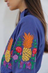 detalle de la manga del bordado de piñas perteneciente al vestido camisero