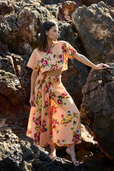 conjunto de pantalon y top estampado de flores en tono melocotón