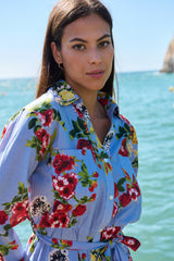 detalle de la parte frontal del vestido camisero de flores en color azul con cuello camisero y apertura frontal con botones