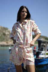 conjunto de short y camisa estampados en color natual y coral