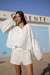 blusón blanco en algodon calado bordado palmeras