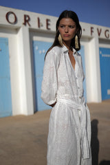 vestido largo camisero de algodon calado color blanco con apertura frontal botones y cinta en intura para poder ajustarlo