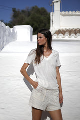 pantalon corto en color natural de algodon calado