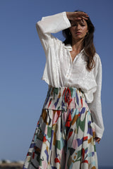 blusa blanca con bordados en relieve a tono y pantaloin estampado multicolor