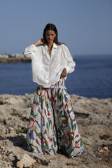 blusa blanca con bordados a tono en relieve cuello camisero y pantalon estampado multicolor