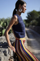 detalle lateral del top de algodon en color azul y sin mangas