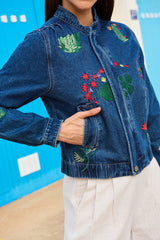 Detalle bolsillo chaqueta denim bordado cactus