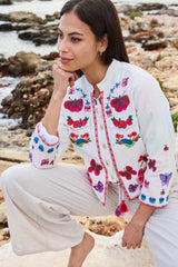 chaqueta bordada en color blanco