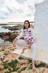 cjhaqueta en color blanco con detalle de bordados