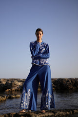 pantalon color azul con bordados a contraste