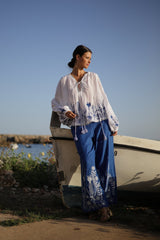 pantalon color azul con bordados en color natural